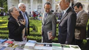 O Presidente da República, Marcelo Rebelo de Sousa (2-D), acompanhado pelo ministro da Cultura, Pedro Adão e Silva (C), durante a abertura da Festa do Livro de Belém a decorrer de 2 a 5 de junho nos jardins do Palácio de Belém, em Lisboa, 02 de junho de 2022. Uma iniciativa da Presidência da República e da Associação Portuguesa de Editores e Livreiros, com a parceria das Bibliotecas Municipais de Lisboa, que acolhe concertos, cinema, debates, sessões de autógrafos e apresentações de livros, bem como um espaço para os mais pequenos, dinamizado pela Rede de Bibliotecas de Lisboa, com sessões do conto, jogos didáticos, yoga e música para bebés. MIGUEL A. LOPES/LUSA