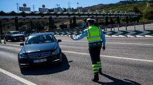 Operações de fiscalização rodoviária da Guarda Nacional Republicana (GNR) e da Polícia de Segurança Pública (PSP), que estão a decorrer neste período da Páscoa, na Autoestrada 1, sentido sul/norte,  junto às portagens de Alverca, 14 de abril de 2022. JOSÉ SENA GOULÃO/LUSA