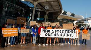 Trípulantes de cabine da  easyJe manifestam-se durante a greve no aeroporto Gago Coutinho em Faro, 30 de maio de 2023. Convocada pelo Sindicato Nacional do Pessoal de Voo da Aviação Civil (SNPVAC),  a greve prossegue nos dias 01 e 03 de junho. LUÍS FORRA/LUSA