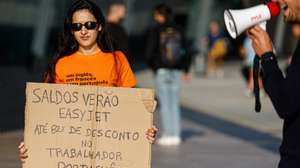 Trípulantes de cabine da  easyJe manifestam-se durante a greve no aeroporto Gago Coutinho em Faro, 30 de maio de 2023. Convocada pelo Sindicato Nacional do Pessoal de Voo da Aviação Civil (SNPVAC),  a greve prossegue nos dias 01 e 03 de junho. LUÍS FORRA/LUSA