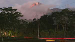 epa00735549 Mount Merapi spewing red hot lava seen from Deles village, Klaten, Indonesia on Friday morning 09 June 2006. Indonesia's Mount Merapi volcano released its biggest clouds of superheated gasses and ash in almost a month, sending nearby villagers fleeing for safety and prompting the government to evacuate residents from the area.  EPA/BLONTANK POER