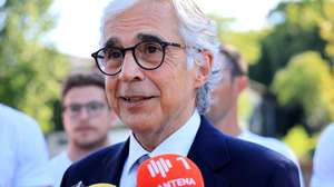 José Pedro Aguiar-Branco, presidente da Assembleia da República (AR), presta declarações depois da cerimónia de entrega do voto de saudação, aprovado por unanimidade pela AR em reconhecimento pelos resultados alcançados no Campeonato da Europa de Canoagem de Velocidade e Paracanoagem, na sede da Federação Portuguesa de Canoagem, Vila Nova de Gaia, 08 de Julho de 2025. ESTELA SILVA/LUSA
