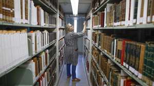 Uma funcionária trabalha no arquivo da Biblioteca Nacional, durante uma reportagem sobre a instituição que tem à sua guarda o património bibliográfico português, em Lisboa, 15 de julho de 2025. A Biblioteca Nacional de Portugal (BNP) quer passar a receber estudantes do Ensino Secundário e baixar de 18 para 16 anos a idade mínima de acesso à instituição, guardiã de mais de três milhões de livros. (ACOMPANHA TEXTO DA LUSA DO DIA 19 DE JULHO DE 2025). ANTÓNIO PEDRO SANTOS/LUSA