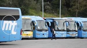 Um motorista de autocarros caminha no Terminal Rodoviário de Sete Rios, em Lisboa, 15 de fevereiro de 2025. Transportes. Viagem. Expresso. ANTÓNIO PEDRO SANTOS/LUSA
