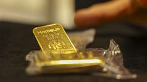 epa12441387 Gold bars are displayed in a gold dealer's shop in Essen, Germany, 09 October 2025. The spot price of gold has risen above 4,000 USD per ounce for the first time as investors turn to the precious metal amid global political and economic uncertainty.  EPA/CHRISTOPHER NEUNDORF