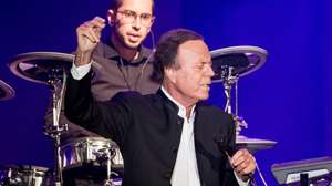 epa05342809 Spanish singer Julio Iglesias performs on stage at the Centennial Hall in Wroclaw, Poland, 02 June 2016.  EPA/MACIEJ KULCZYNSKI POLAND OUT