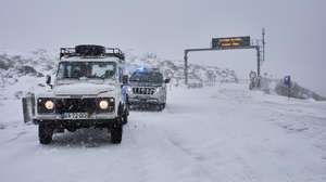 Estrada de acesso à Torre na Serra da Estrela que se encontra encerrada devido à queda de neve, Covilhã.  21 de Dezembro  de 2025. Onze distritos de Portugal continental estão hoje sob aviso laranja, o segundo mais elevado, devido à queda de neve e à agitação marítima, indicou o Instituto Português do Mar e da Atmosfera (IPMA). MIGUEL PEREIRA SA SILVA/ LUSA