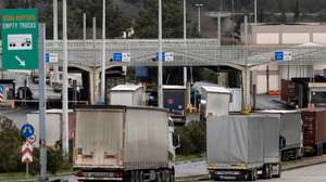 epa12682442 Trucks line up in front of the Greek border crossing 'Evzoni' during the blockade of the Bogorodica border crossing near Gevgelija, North Macedonia, 26 January 2026. All border crossings in the country and the wider region are blocked to freight traffic starting 26 January at noon, following a coordinated protest by truck operators from North Macedonia, Serbia, Bosnia and Herzegovina, and Montenegro. The carriers suspend transit toward the European Union in opposition to the EU’s new Entry/Exit System (EES), which introduces revised rules for calculating drivers’ days of stay in the Schengen Area.  EPA/GEORGI LICOVSKI