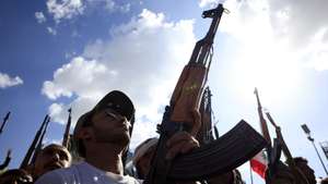 epa12881201 Houthi supporters brandish weapons during a solidarity rally with Iran following the US-Iran ceasefire deal, in Sana'a, Yemen, 10 April 2026. Iran, the United States, and Israel reached a ceasefire agreement on 07 April, which would pause hostilities for 14 days and facilitate the temporary reopening of the Strait of Hormuz to maritime traffic.  EPA/YAHYA ARHAB