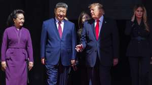 epa13263088 US President Donald Trump (C-R) and First Lady Melania Trump (R) escort Chinese President Xi Jinping (C-L) and First Lady of China Peng Liyuan (L) from the National Archives in Washington, DC, USA, 25 September 2026. President Xi's three-day state visit is his first to DC in 11 years.  EPA/JIM LO SCALZO / POOL