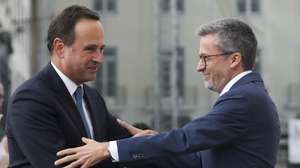 O novo presidente da Câmara Municipal de Lisboa, Carlos Moedas (D), cumprimenta o ex-presidente da autarquia, Fernando Medina (E), durante a cerimónia de instalação e posse do presidente e vereadores eleitos para a autarquia lisboeta, bem como dos deputados municipais eleitos para a Assembleia Municipal de Lisboa, realizada nos Paços do Concelho de Lisboa, 18 de outubro de 2021. ANTÓNIO COTRIM/LUSA