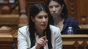 A coordenadora nacional do Bloco de Esquerda (BE), Mariana Mortágua, intervém durante a sessão plenária de interpelação ao Governo, requerida pelo BE, sobre "O povo merece + SNS", na Assembleia da República, em Lisboa, 21 de junho de 2023. ANTÓNIO COTRIM/LUSA