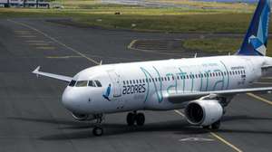 Avião da Azores Airlines, no Aeroporto João Paulo II em Ponta Delgada, Açores, 11 de outubro de 2023. A privatização dos consórcios interessados na empresa da SATA apresentaram novas ofertas de 7,026 euros e 6,60 euros por ação. Decisão final será tomada até ao início de Outubro. EDUARDO COSTA/LUSA