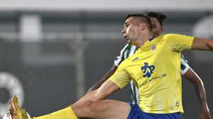 O jogador do Rio Ave Aderllan Santos disputa a bola com Uladzislau Marozau (F) do Arouca durante o jogo da Primeira Liga de Futebol entre o Rio Ave e o Arouca, realizado no Estádio dos Arcos, em Vila do Conde, 01 de setembro de 2024. FERNANDO VELUDO/LUSA