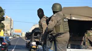 Forte contingente policial escolta Venâncio Mondlane até à sua casa depois de aterrar no Aeroporto Internacional de Maputo, onde várias dezenas de apoiantes o aguardavam, Maputo, Moçambique, 21 de julho de 2025. Venâncio Mondlane vai ser ouvido terça-feira na Procuradoria-Geral da República (PGR) moçambicana, no âmbito das manifestações pós-eleitorais, anunciou o político, ao chegar a Maputo, antes da polícia lançar gás lacrimogéneo após a saída do aeroporto, dispersando apoiantes. LUÍSA NHANTUMBO/LUSA