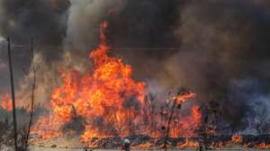 Um bombeiro combate as chamas durante o incêndio na encosta da aldeia de Moura da Serra, Arganil, 14 de agosto de 2025. De acordo com os dados disponíveis no ‘site’ da Autoridade Nacional de Emergência e Proteção Civil (ANEPC), quase 900 operacionais combatiam o fogo que deflagrou na quarta-feira na freguesia de Piódão, no concelho de Arganil, distrito de Coimbra, e se estendeu depois aos municípios de Oliveira do Hospital e Pampilhosa da Serra (Coimbra), e de Seia, já no distrito da Guarda. PAULO CUNHA/LUSA