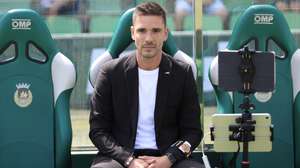 O treinador do Nacional, Tiago Margarido, reage durante o jogo da Primeira Liga de Futebol contra o Rio Ave, realizado no Estádio do Rio Ave Futebol Clube, em Vila do Conde 17 de agosto de 2025. MANUEL FERNANDO ARAÚJO/LUSA