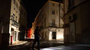 Um elvense circula na rua com a luz do telemóvel, ao início da noite, após um apagão que afetou todo o país desde cerca das 11.30 da manhã. A corrente elétrica nesta cidade apenas foi reposta por volta das 23:20 desta noite. Elvas, 28 de abril de 2025. NUNO VEIGA/LUSA