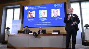 epa12439159 Nobel Committee for Chemistry member Olof Ramstrom speaks during a press conference to announce the 2025 Nobel Prize in Chemistry recipients at the Royal Swedish Academy of Sciences, in Stockholm, Sweden, 08 October 2025. The Nobel Prize in Chemistry 2025 was awarded to Susumu Kitagawa, Richard Robson and Omar M. Yaghi 'for the development of metal-organic frameworks.'  EPA/FREDRIK SANDBERG/TT  SWEDEN OUT