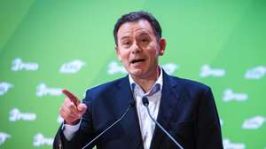 O presidente do PSD Luís Montenegro participa no X Congresso Nacional dos Autarcas Social Democratas (ASD) , no auditório do Instituto Superior de Engenharia do Porto, 6 de dezembro de 2025.  JOSÉ COELHO/LUSA