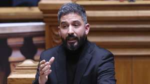 O deputadol do Bloco de Esquerda (BE), Fabian Figueiredo, intervém na sessão plenária com a presença do Primeiro-Ministro, na Assembleia da República, em Lisboa, 21 de janeiro de 2026. ANTÓNIO COTRIM/LUSA