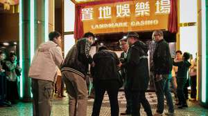 Centenas de pessoas despediram-se esta madrugada do Landmark, o último 'casino-satélite' de Macau a encerrar as portas e um capítulo da história do jogo no território. Samuel Lei e o casino Landmark são retratos de uma era prestes a extinguir-se. Lei é imagem de uma geração que, no início do século, transitou do secundário para trabalhar como 'croupier' nos casinos de Macau que surgiram após a liberalização do jogo. 31 de dezembro de 2025. (ACOMPANHA TEXTO) GONÇALO LOBO PINHEIRO/LUSA