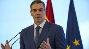 epa12888318 Spanish Prime Minister Pedro Sanchez speaks during a press conference at a hotel in Beijing, China, 14 April 2026. Sanchez is on an official visit to China until 15 April.  EPA/ANDRES MARTINEZ CASARES