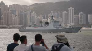 epa13079375 The People’s Liberation Army (PLA) Type 052D destroyer Nanning sails into Victoria Harbour in Hong Kong, China, 02 July 2026. Two People’s Liberation Army vessels arrived to Hong Kong for a port call.  EPA/MAY JAMES