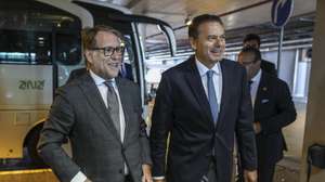 O primeiro Ministro, Luís Montenegro (D) acompanhado pelo ministro da Administração Interna, Luís Neves (E) esta manhã durante uma visita ao Aeroporto de Lisboa, 27 de agosto de 2026. MIGUEL A. LOPES/LUSA