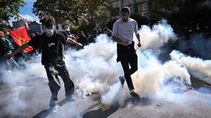 epa13274697 Clashes occur between riot police and demonstrators during a high school students' protest against education conditions in Saint-Denis, north of Paris, France, 01 October 2026.  EPA/Firas Abdullah