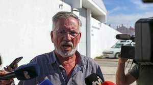 O ex-ministro Armando Vara fala aos jornalistas à saída do Estabelecimento Prisional de Évora, após ser libertado no âmbito da aplicação das medidas excecionais devido à pandemia de covid-19, Évora, 11 de outubro de 2021. Cumpriu neste estabelecimento prisional cerca de metade da pena única de cinco anos de prisão a que foi condenado no âmbito do processo Face Oculta. NUNO VEIGA/LUSA