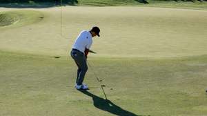 epa11351884 Xander Schauffele of the US chips onto the green of the 18th hole during the third round of the 2024 PGA Championship golf tournament at the Valhalla Golf Club in Louisville, Kentucky, USA, 18 May 2024. Schauffele and Morikawa are tied for first place at 15-under par.  EPA/ERIK S. LESSER