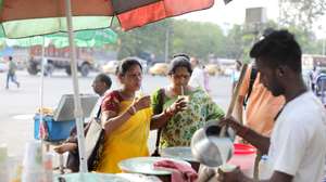 epa11345260 An Indian street vendor sells curd sarbat on a sidewalk during a hot afternoon in Kolkata, eastern India, 16 May 2024. The summer or pre-monsoon season lasts from March to July in eastern India with the highest day temperatures ranging from 38 to 45 degrees Celsius.  EPA/PIYAL ADHIKARY