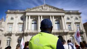 Trabalhadores da EMEL (empresa de mobilidade e estacionamento de Lisboa), durante o plenário à frente da Câmara Municipal de Lisboa, 20 de fevereiro de 2024. FILIPE AMORIM/LUSA