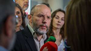 O deputado e coporta-voz do Livre, Rui Tavares, fala aos jornalistas no final da sessão de encerramento da iniciativa "Os Setembristas", em Aveiro, 15 de setembro de 2024. PAULO NOVAIS/LUSA