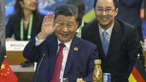 epa11727687 Chinese President Xi Jinping (C) waves during the opening of the G20 Summit of Heads of State, in Rio de Janeiro, Brazil, 18 November 2024. The G20 summit will bring together leaders from 55 nations and organizations on 18 and 19 November at the Museum of Modern Art in Rio de Janeiro.  EPA/ANTONIO LACERDA