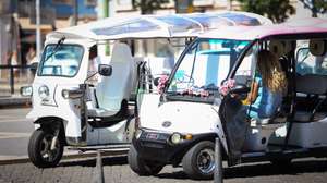 Tuk-tuks estacionados na Praça da Figueira, em Lisboa, 06 de agosto de 2024. Baixa. Turismo. Tuk-tuk. ANTÓNIO PEDRO SANTOS/LUSA