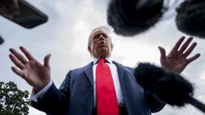 epa12382601 US President Donald Trump speaks to the press before boarding Marine One en route to the United Kingdom on the South Lawn of the White House in Washington, DC, USA, 16 September 2025. Trump spoke about the ongoing war in Gaza, tariffs, and his trip to the UK.  EPA/BONNIE CASH / POOL