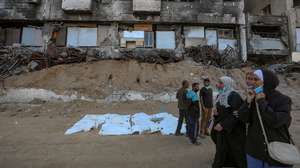 epa12478467 Palestinians recover the bodies of family members killed during the war from the grounds of Al-Shifa Hospital in Gaza City, Gaza Strip, 24 October 2025. The bodies are being transferred for burial in official cemeteries, following the partial withdrawal of Israeli forces from Gaza after a ceasefire agreement between Israel and Hamas.  EPA/MOHAMMED SABER