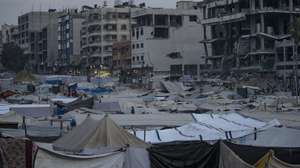 epa12520922 Tents of displaced Palestinians from northern Gaza are set up near destroyed buildings in Al Remal neighbouhood in Gaza City, Gaza Strip, 12 November 2025, amid a ceasefire between Israel and Hamas. According to the UN around 90 percent of the population or 1.9 million people in Gaza have been displaced since the start of the conflict.  EPA/MOHAMMED SABER