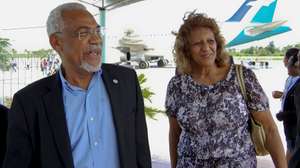 O secretário-executivo da Comunidade dos Países de Língua Portuguesa (CPLP),  embaixador moçambicano Murade Murargy (E), acompanhado pela embaixadora para a CPLP em Timor-Leste, Natália Carrascalão (D) à chegada a Dili, 17 de fevereiro de 2013. ANTÓNIO AMARAL/LUSA