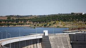 A albufeira da barragem de Alqueva, praticamente no seu limite máximo
