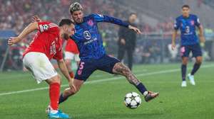 Benfica player Orkun Kokcu (L) in action against Atletico Madrid player Rodrigo De Paul during the UEFA Champions League soccer match held at Luz stadium, in Lisbon, Porrtugal, 02 October 2024. MIGUEL A. LOPES/LUSA