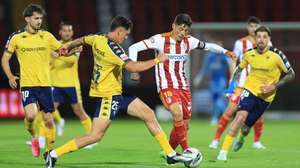 O jogador do AVS, Nené (D), disputa a bola com o jogador do Estoril, Felix Bacher (E), durante o jogo da I Liga de Futebol realizado no Estádio do Clube Desportivo das Aves, Vila das Aves, 4 de abril de 2025. JOSÉ COELHO/LUSA