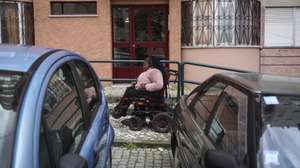 Cesaltina Sousa, 20 anos, está a estudar para ser animadora sociocultural. Com uma deficiência motora, anda numa cadeira de rodas elétrica e recorre diariamente a um táxi adaptado para fazer o percurso entre casa e a Escola Profissional Gustave Eiffel, em Lisboa, 13 de fevereiro de 2025. (ACOMPANHA TEXTO DA LUSA DO DIA 09 DE ABRIL DE 2025). ANDRÉ KOSTERS/LUSA