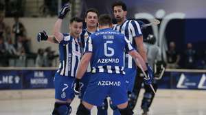 Os jogadores do FC Porto festejam um golo contra o Óquei de Barcelos, durante o jogo da final da Liga dos Campeões de Hóquei em patins no Centro de Desportos e Congressos de Matosinhos, 11 de maio de 2025. MANUEL FERNANDO ARAÚJO/LUSA