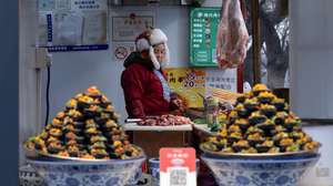 epa12582215 A worker prepares food in Beijing, China, 10 December 2025. The National Bureau of Statistics (NBS) of China reported that China’s annual inflation rate rose to 0.7 percent in November from 0.2 percent in October, reaching the highest level since March 2024.  EPA/JESSICA LEE