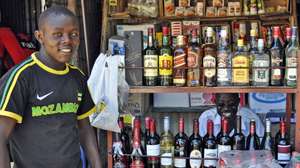 Vendedor ambulante de bebidas alcoólicas nas ruas de Maputo, em Moçambique. O Conselho Municipal da Cidade de Maputo quer remover barracas e bancas de venda de produtos em passeios e locais próximos de escolas e hospitais da cidade, medida contestada pelos vendedores, 28 fevereiro 2012. (ACOMPANHA TEXTO). ANTONIO SILVA/LUSA