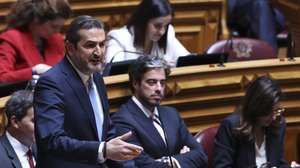 o líder parlamentar do Partido Social Democrata (PSD), Hugo Soares, intervém na sessão plenária com a presença do primeiro-ministro, Luís Montenegro (ausente da fotografia), na Assembleia da República, em Lisboa, 15 de abril de 2026. ANTÓNIO COTRIM/LUSA