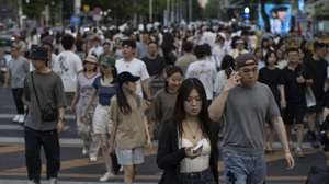 epa13006560 People cross a street in Beijing, China, 31 May 2026. China’s composite Purchasing Managers' Index (PMI) rose to 50.5 in May 2026, up 0.4 points from April.  EPA/ANDRES MARTINEZ CASARES